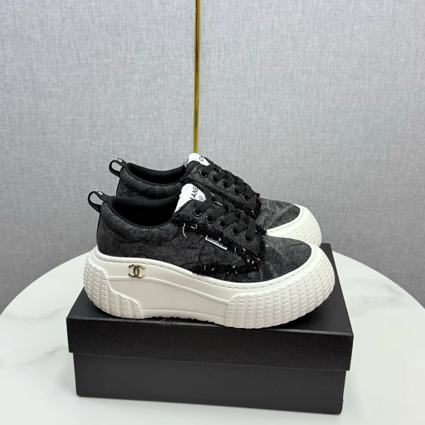 💕💕Factory direct selling price p640💕💕 Chanel Panda Shoes! 2025 counter's top casual sports shoes, this classic design; the upper is in the style of electric embroidery with various techniques; the outsole is fashionable and sporty; the unusual inclusion of a variety of color matching elements... The diversified mix and match is very good-looking and versatile, and can be used for leisure, fashion, sports, and outdoor... ꫛꫀꪝ Go➫ Materials: ❶Upper made of: original imported first-layer silk cowhide + original version waterproof cloth + original first-layer cowhide ❷Inner lining: Original Yangli+wang ❸ Outsole based on: Original TPU combination outsole Counter boutique packaging complete set for women 35–41